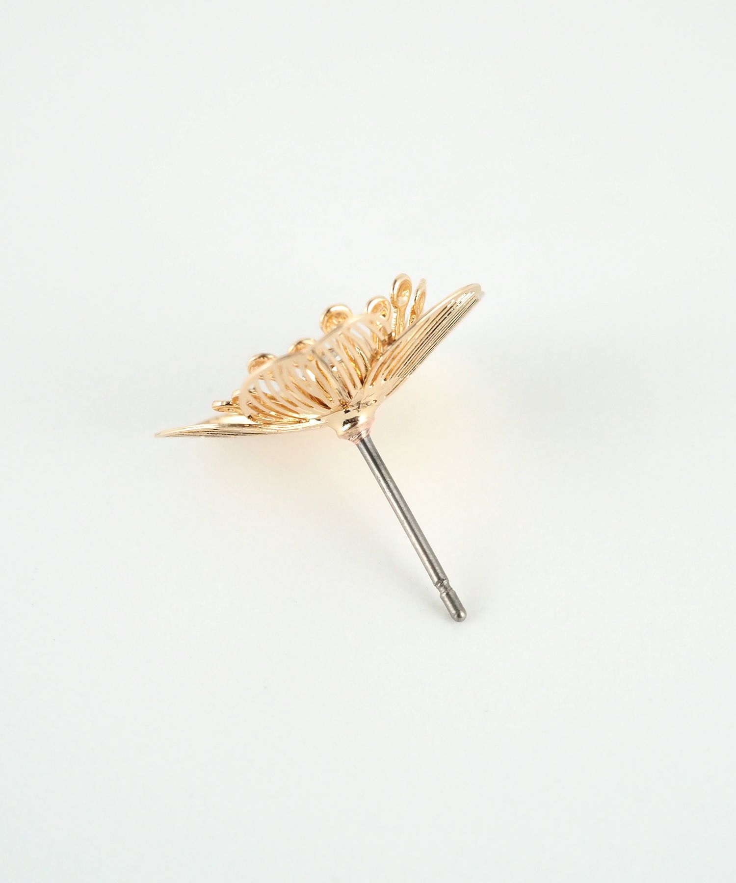 透かしフラワーチタンポストピアス