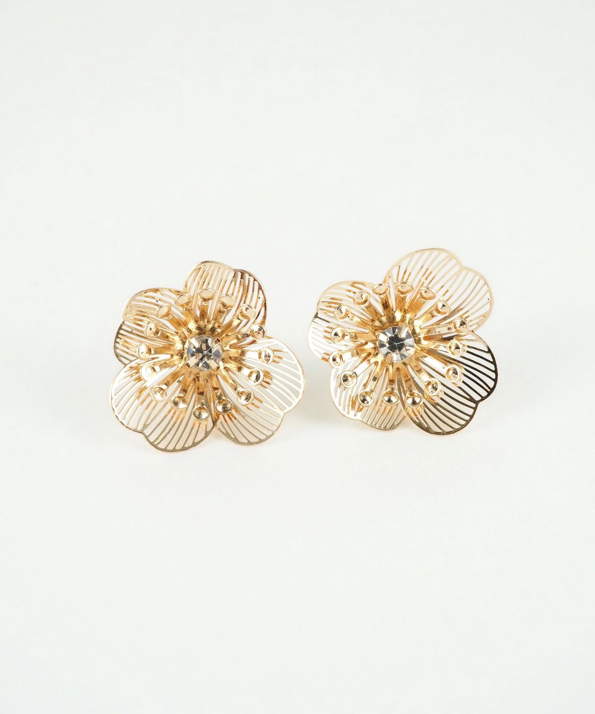 透かしフラワーチタンポストピアス