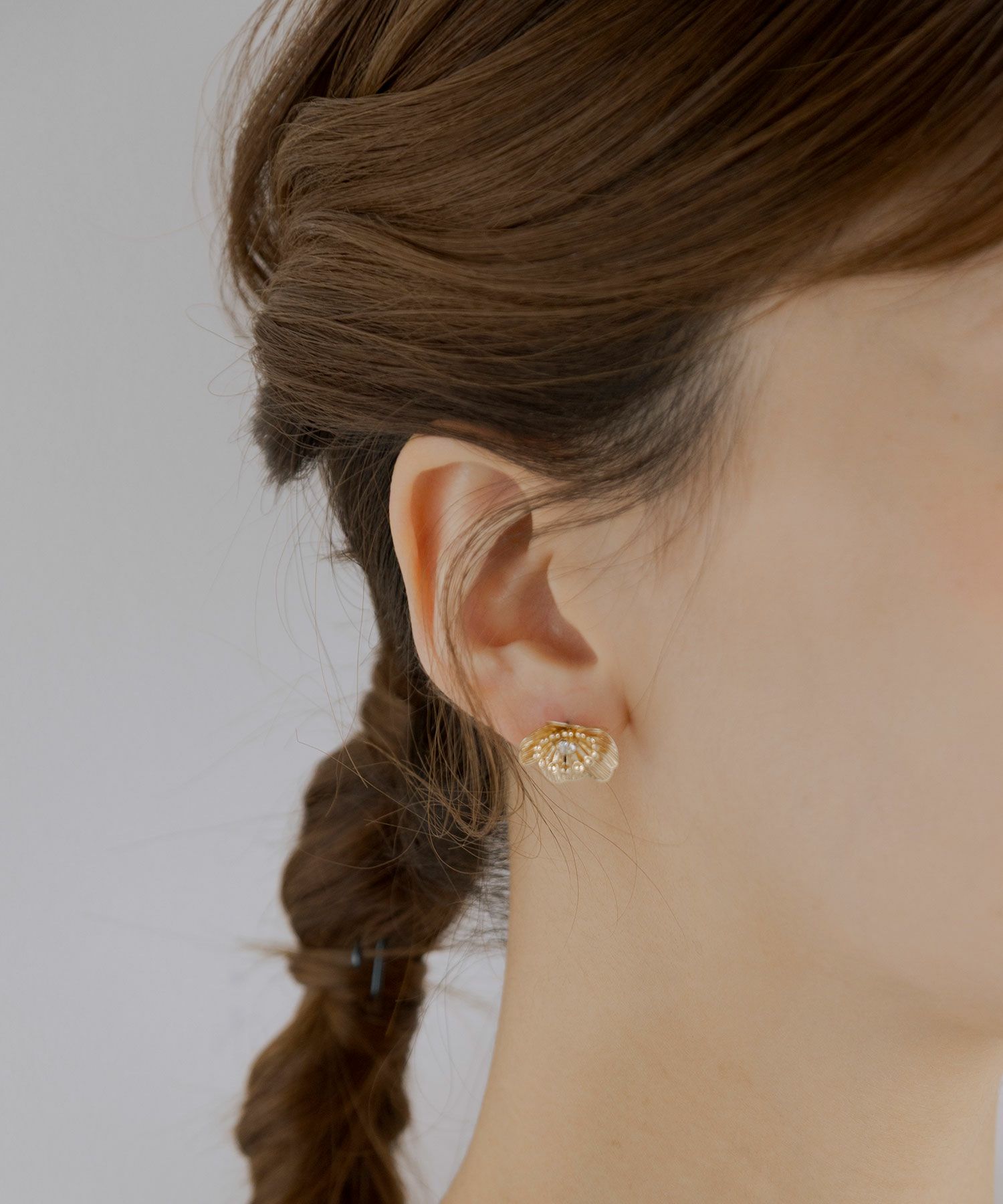 透かしフラワーチタンポストピアス