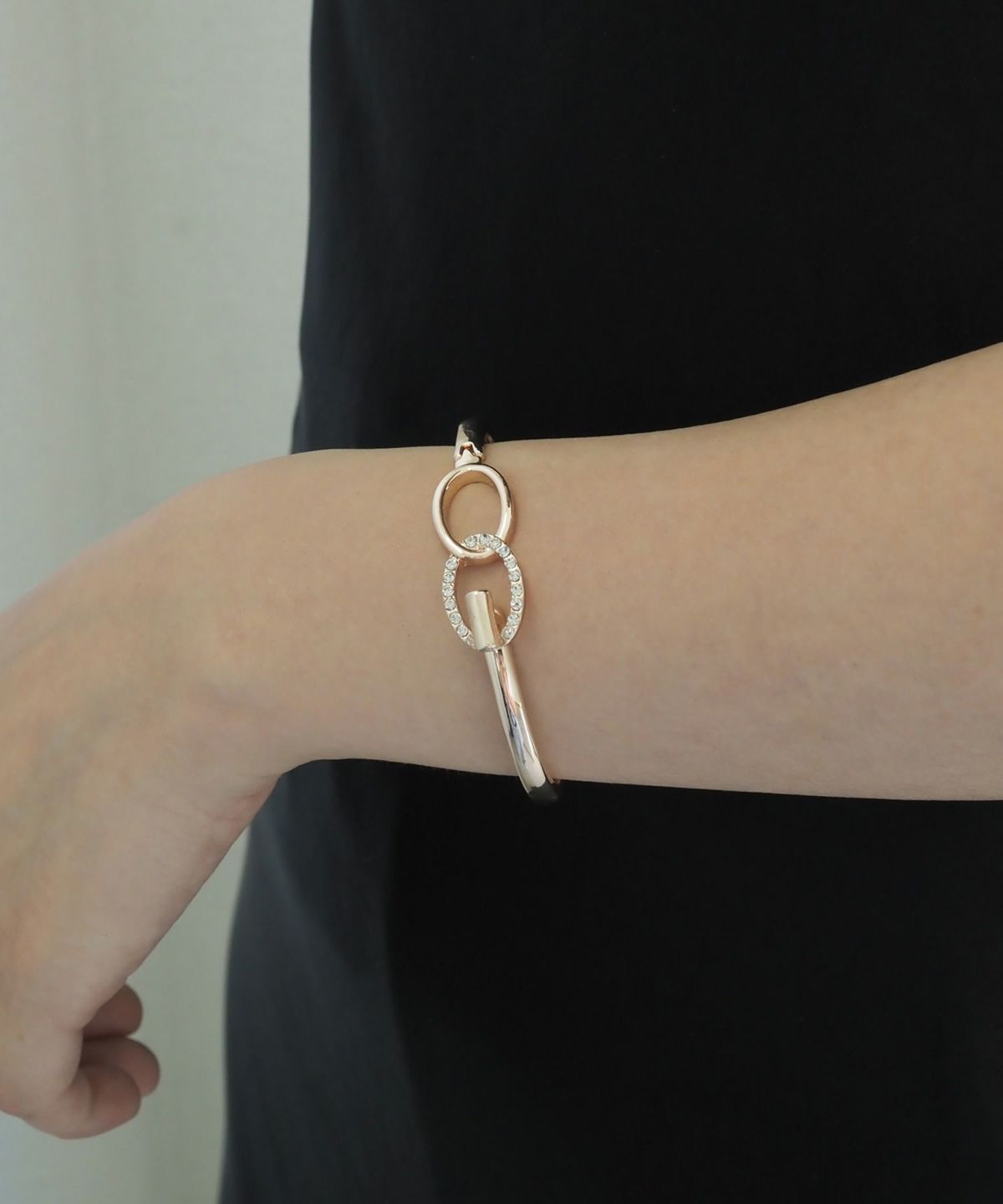 フィックスオーバルクリックバングル