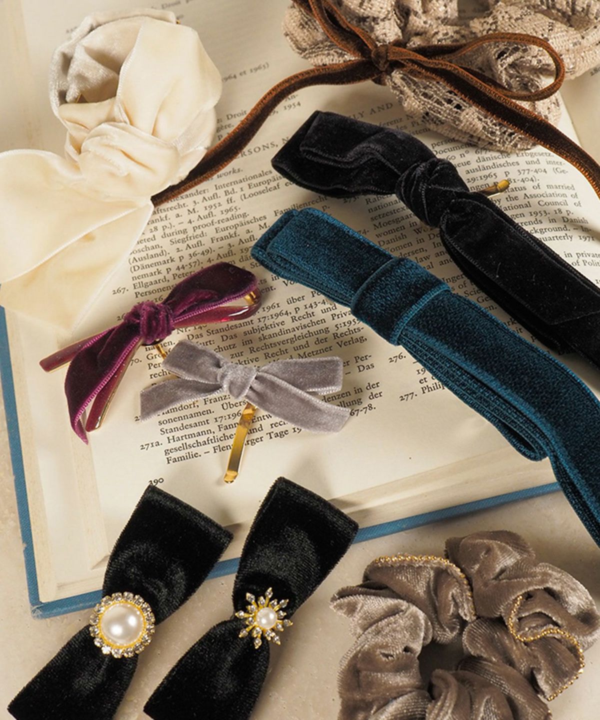 ビジューベロアリボンヘアクリップ