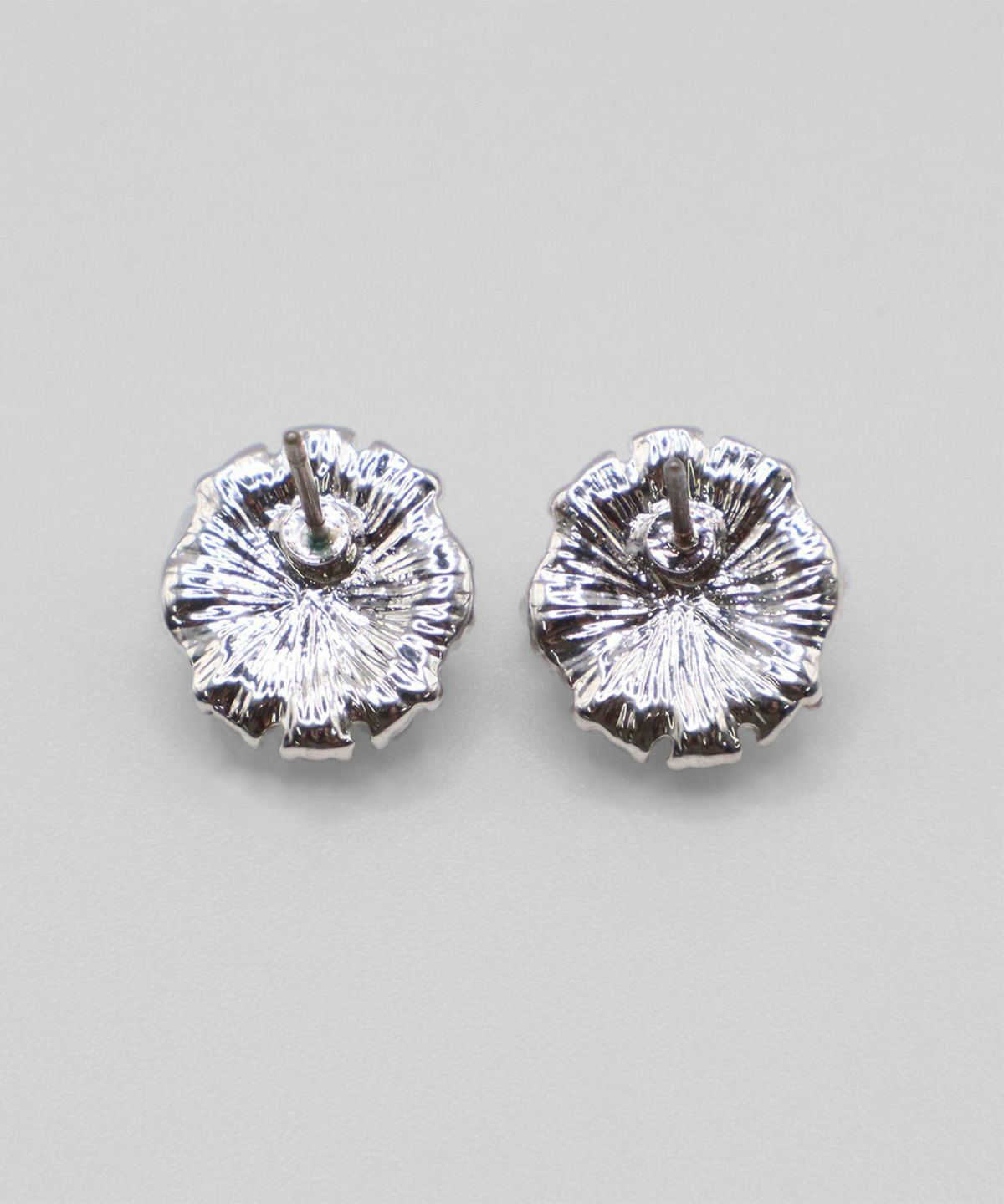 ラウンドホワイトブラックストーンチタンポストピアス