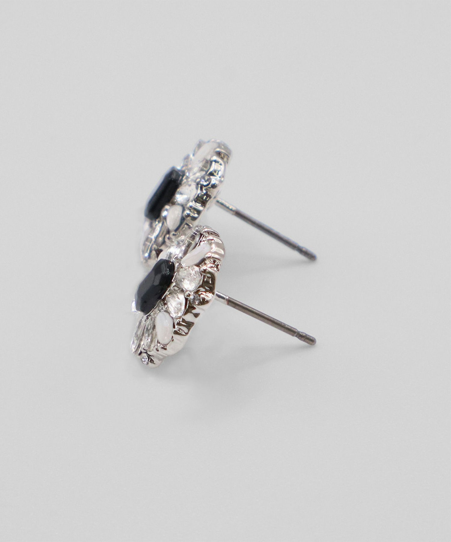 ラウンドホワイトブラックストーンチタンポストピアス