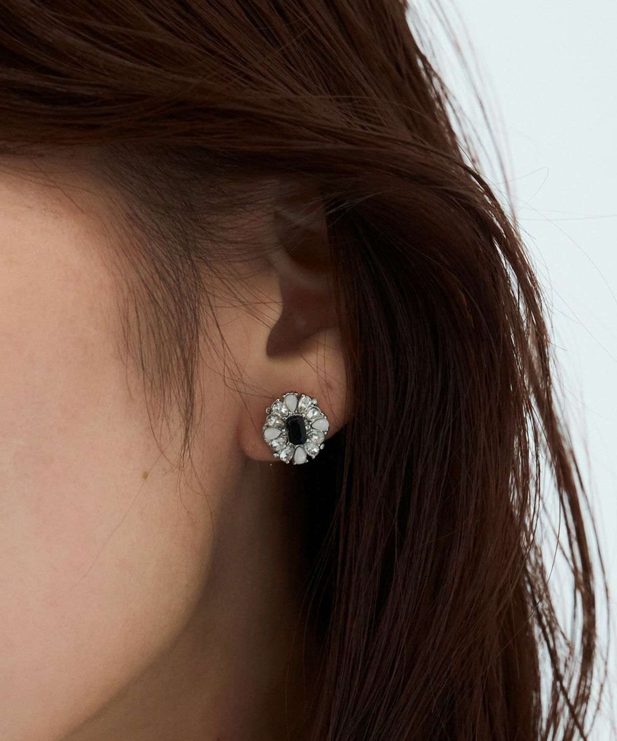 ラウンドホワイトブラックストーンチタンポストピアス