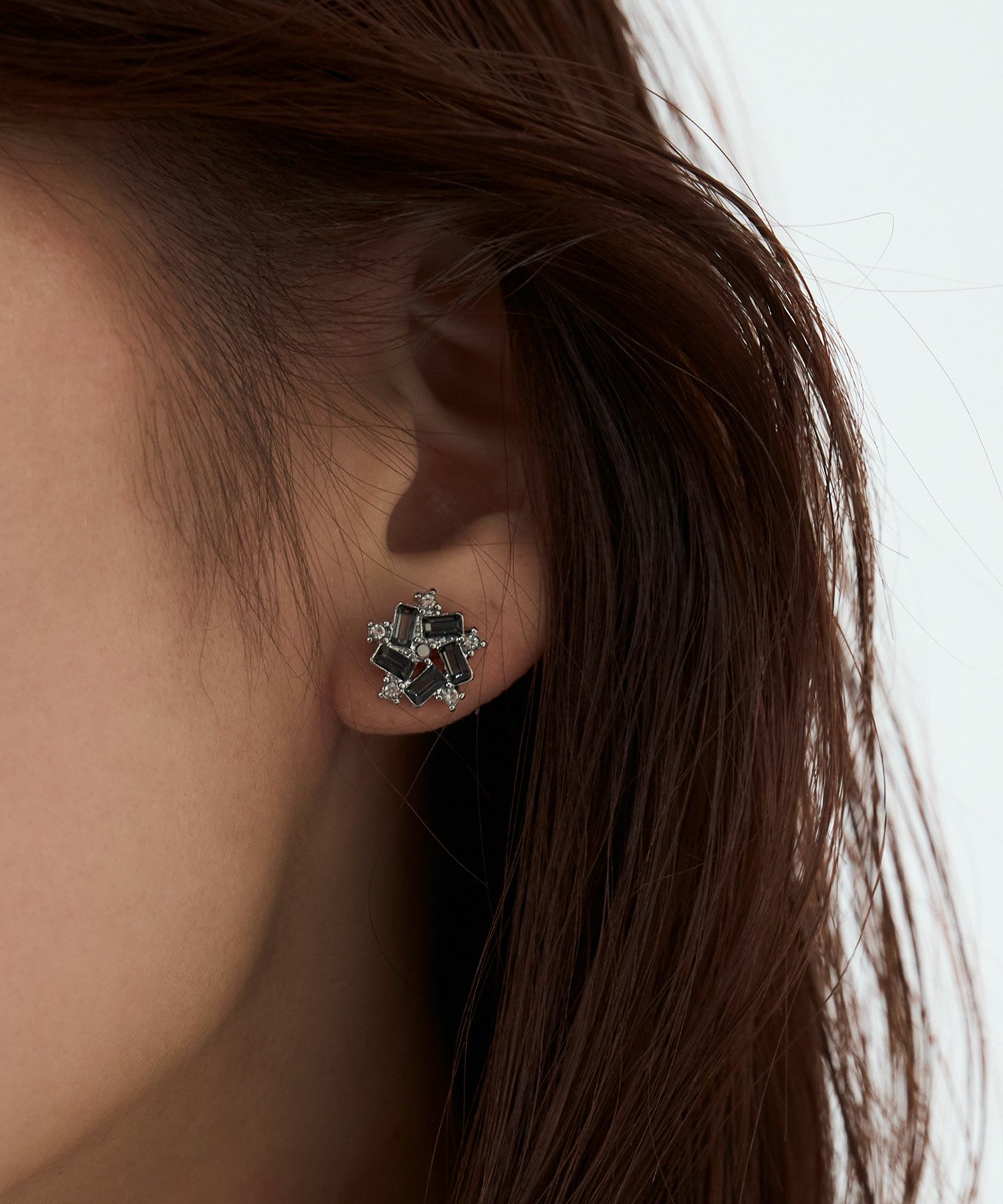 モダンスクエアブラックストーンチタンポストピアス
