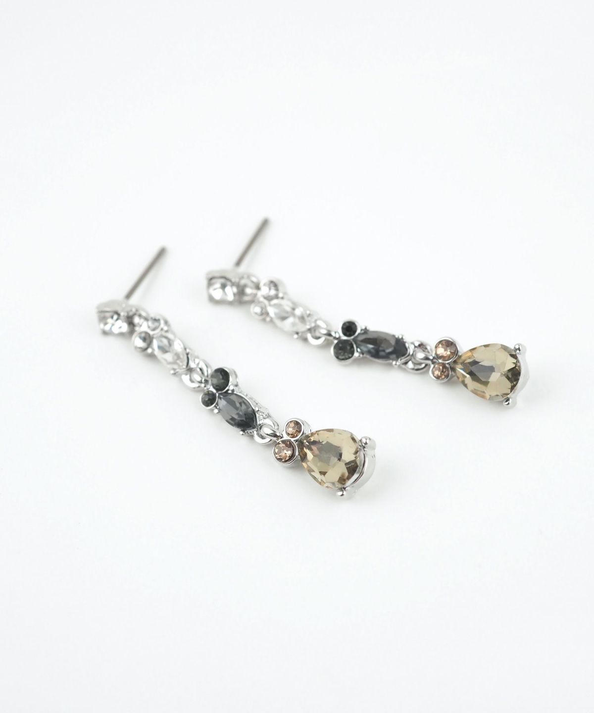 ドロップモチーフブラックストーンロングチタンポストピアス