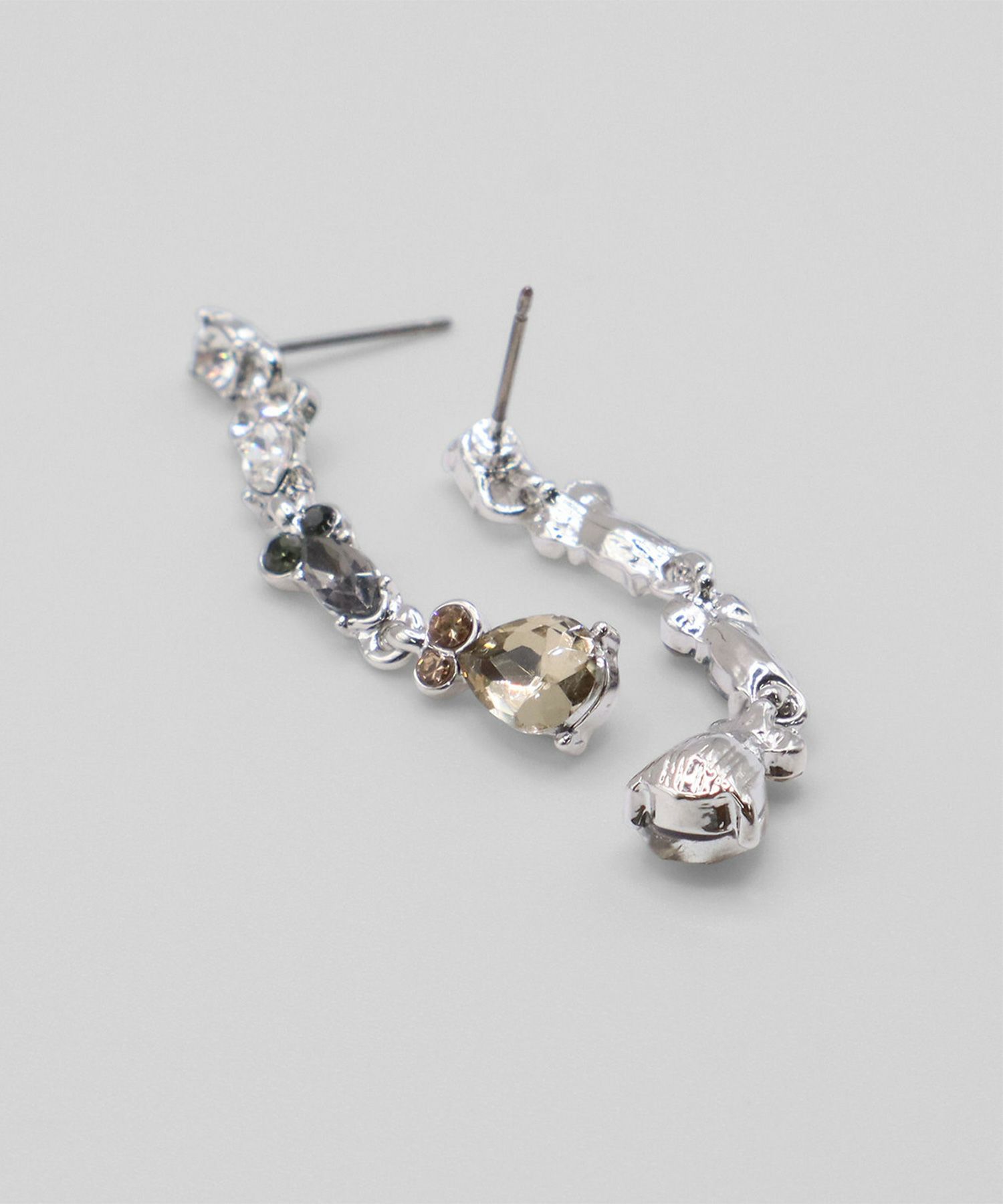 ドロップモチーフブラックストーンロングチタンポストピアス