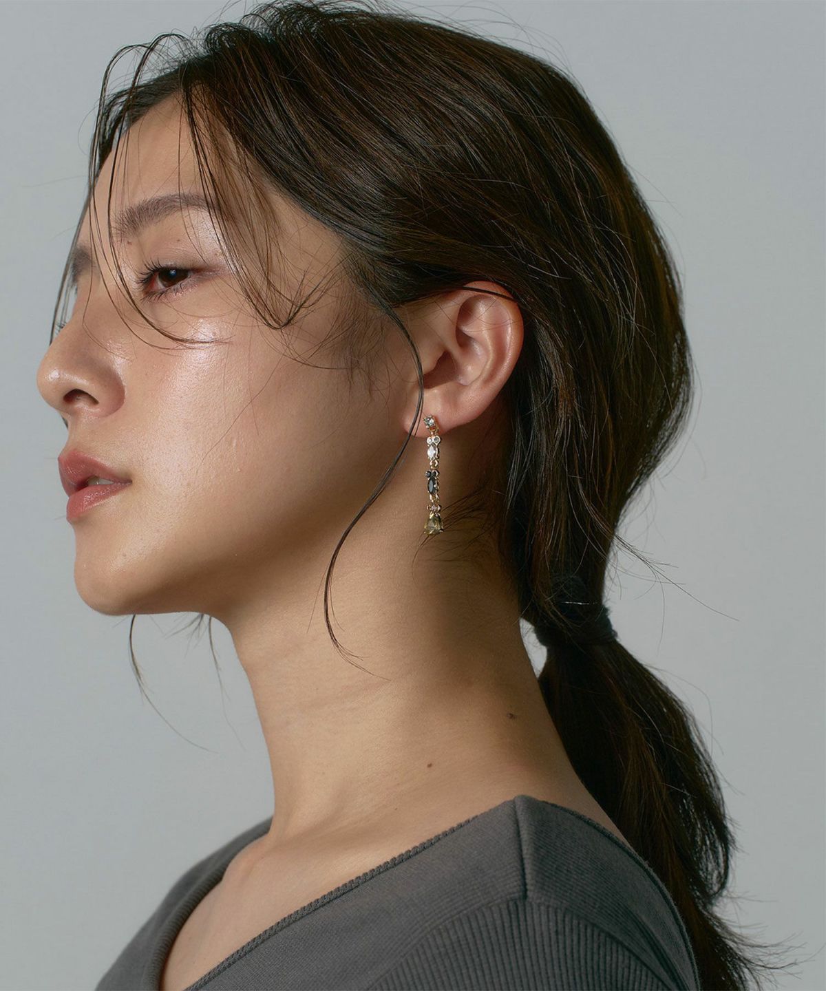 ドロップモチーフブラックストーンロングチタンポストピアス