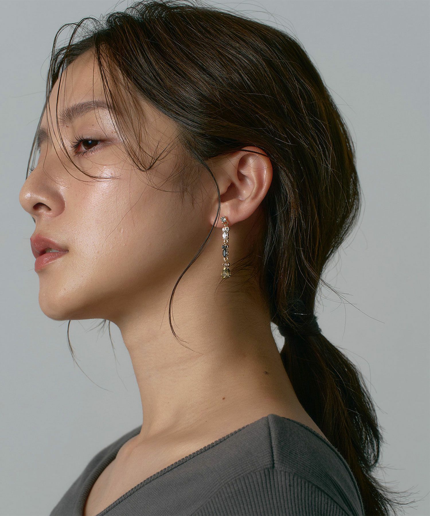 ドロップモチーフブラックストーンロングチタンポストピアス