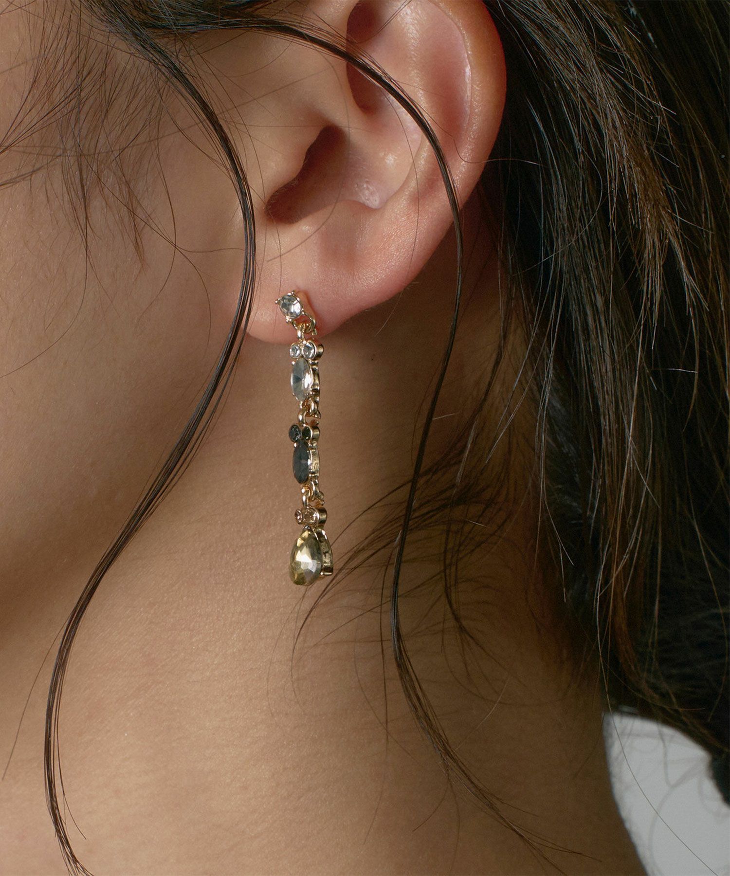 ドロップモチーフブラックストーンロングチタンポストピアス