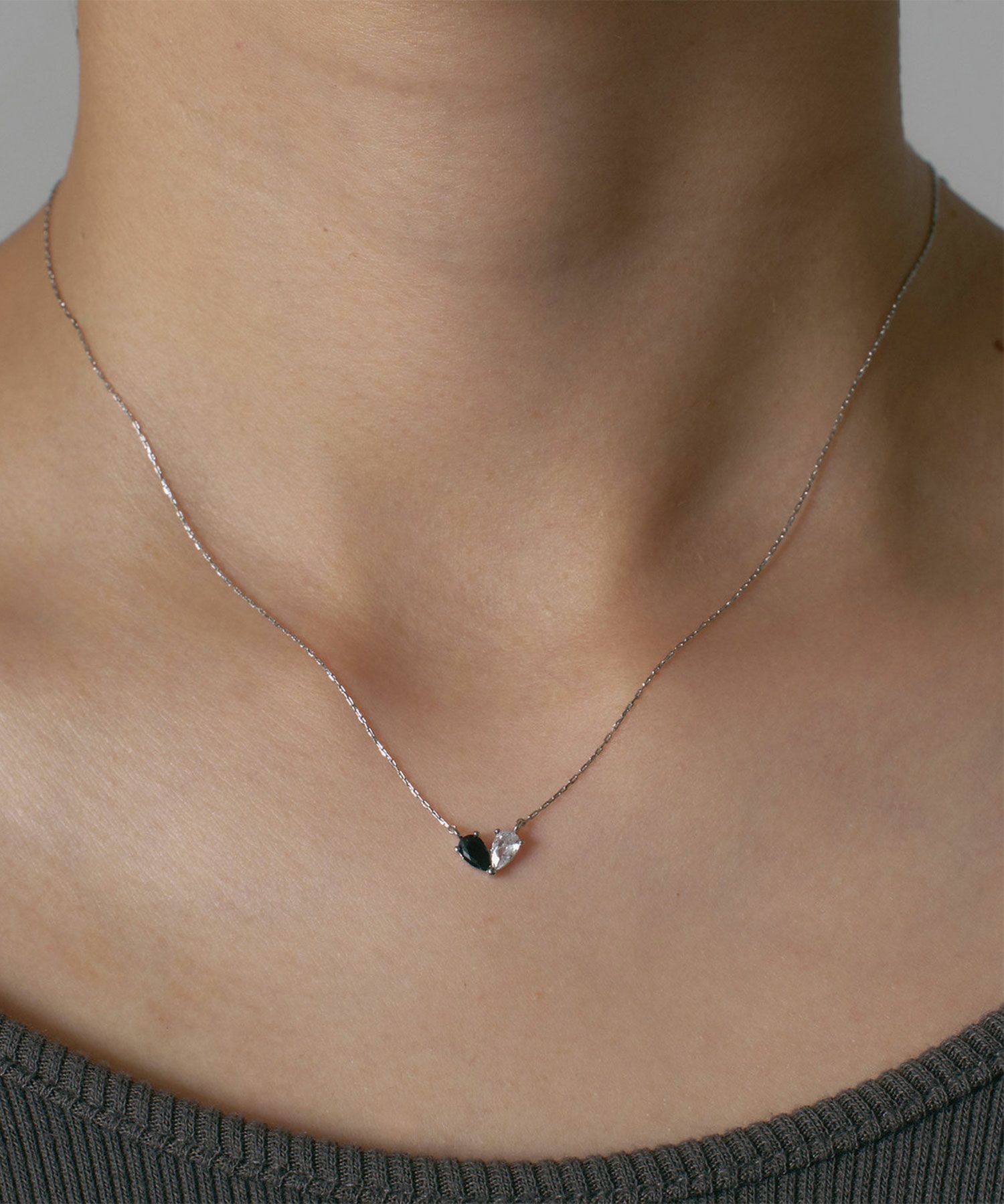 ブラッククリアストーンハートモチーフネックレス