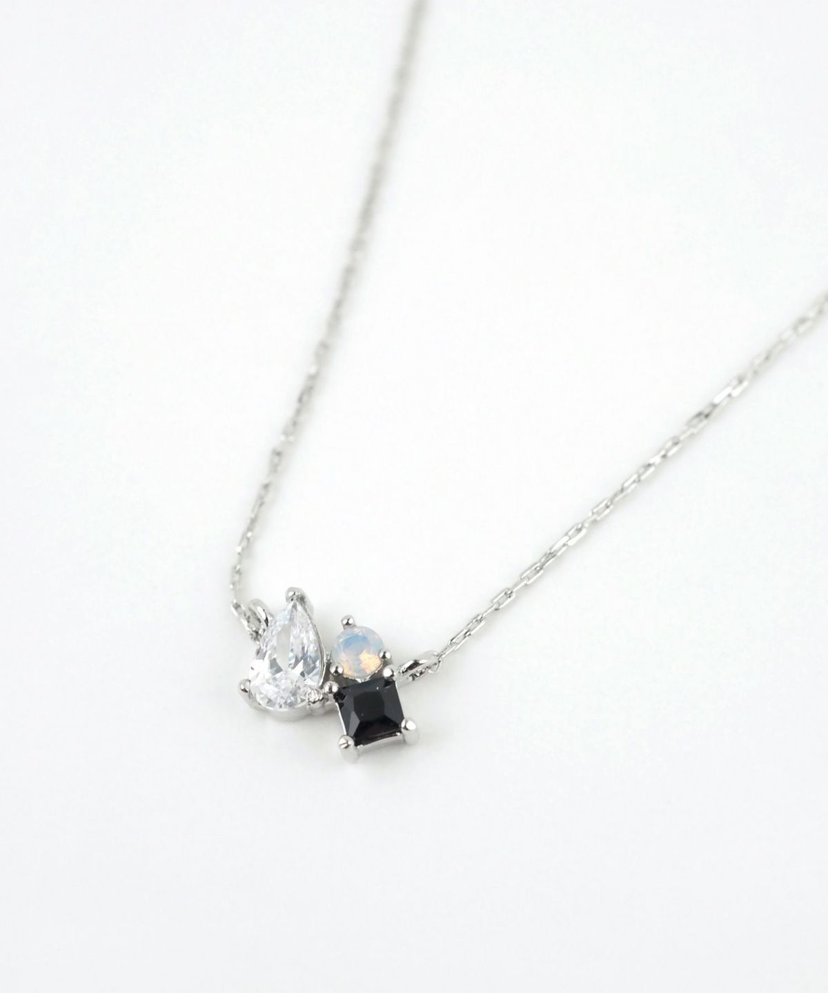 ブラックホワイトトリオストーンネックレス