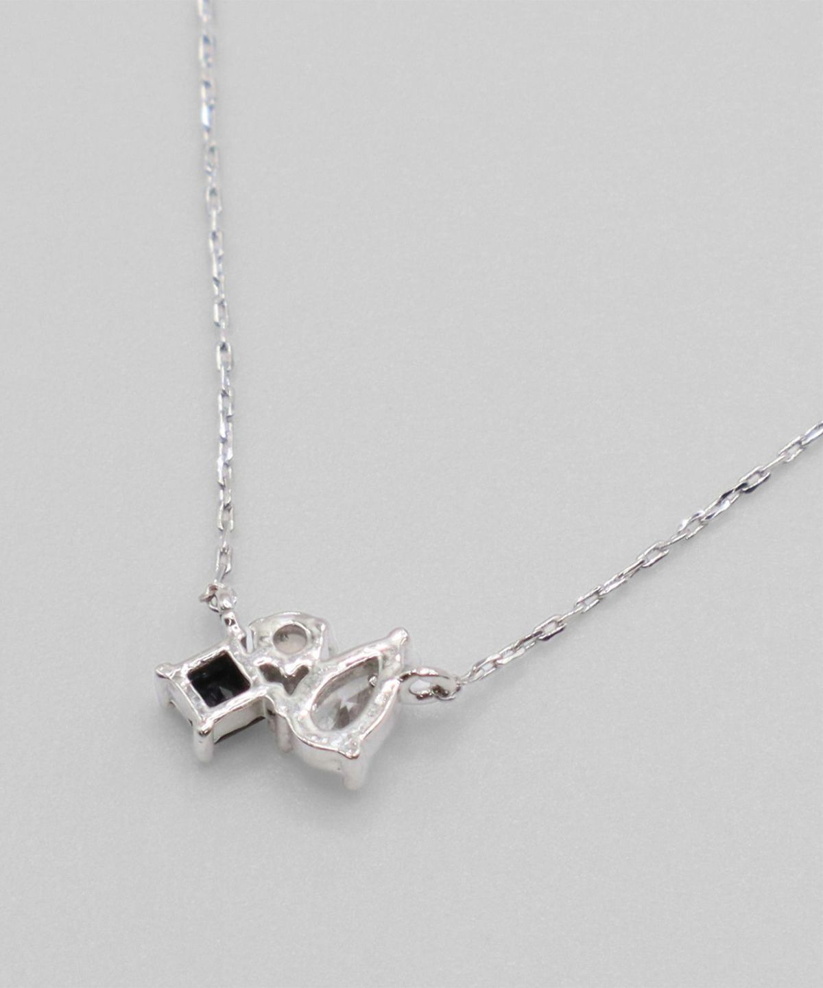 ブラックホワイトトリオストーンネックレス