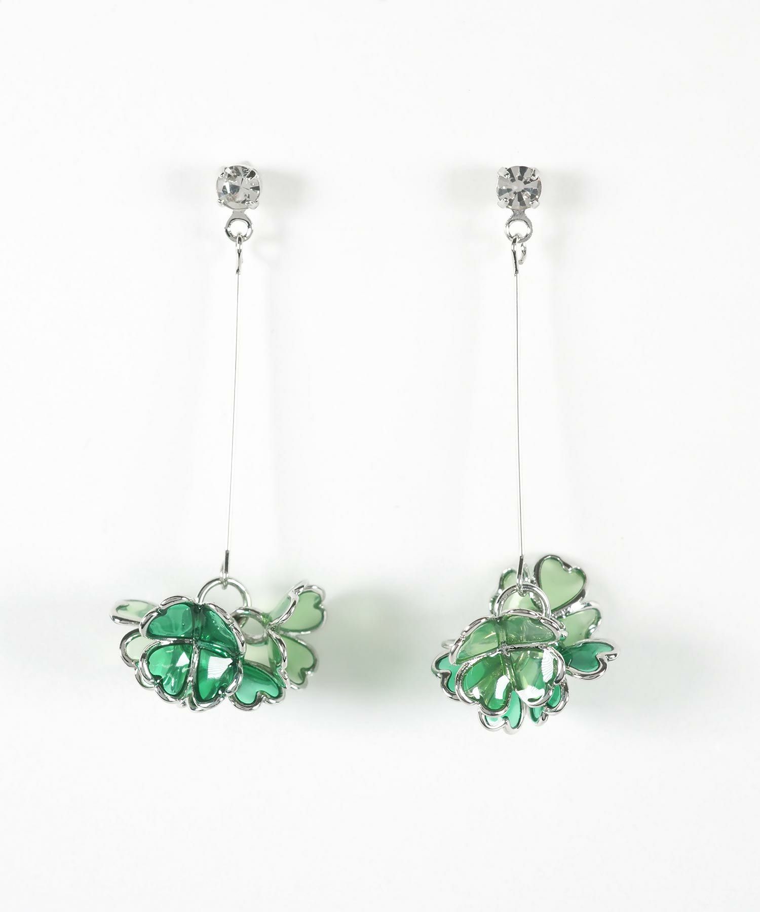 クローバーブーケチタンポストピアス