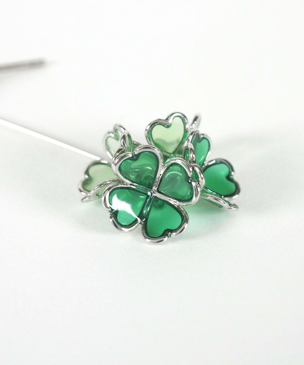 クローバーブーケチタンポストピアス