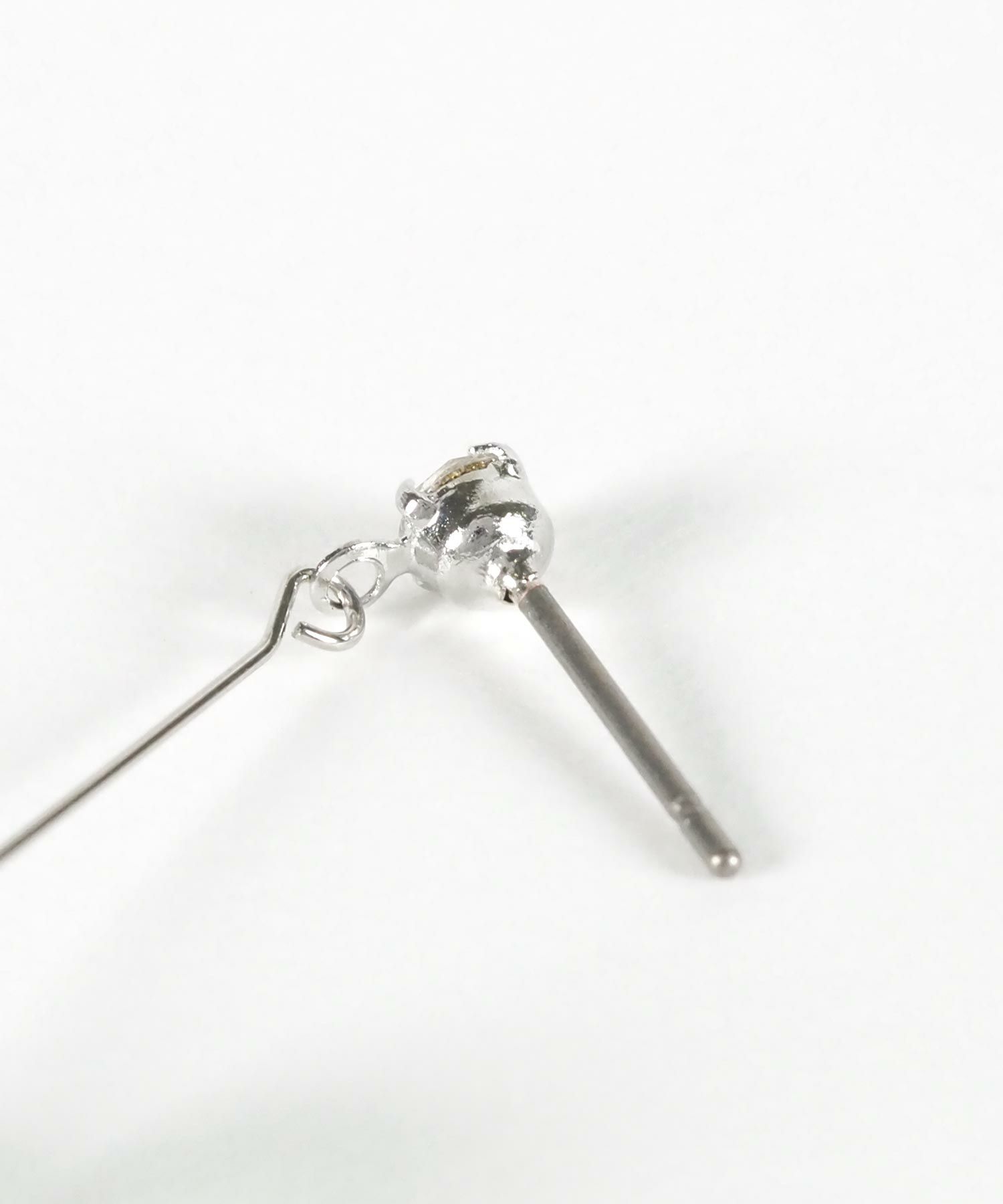 クローバーブーケチタンポストピアス