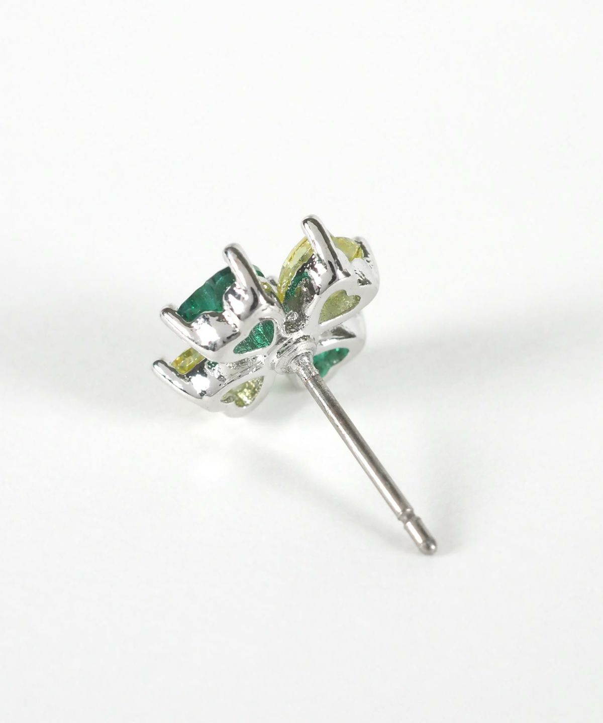 クローバービジューチタンポストピアス