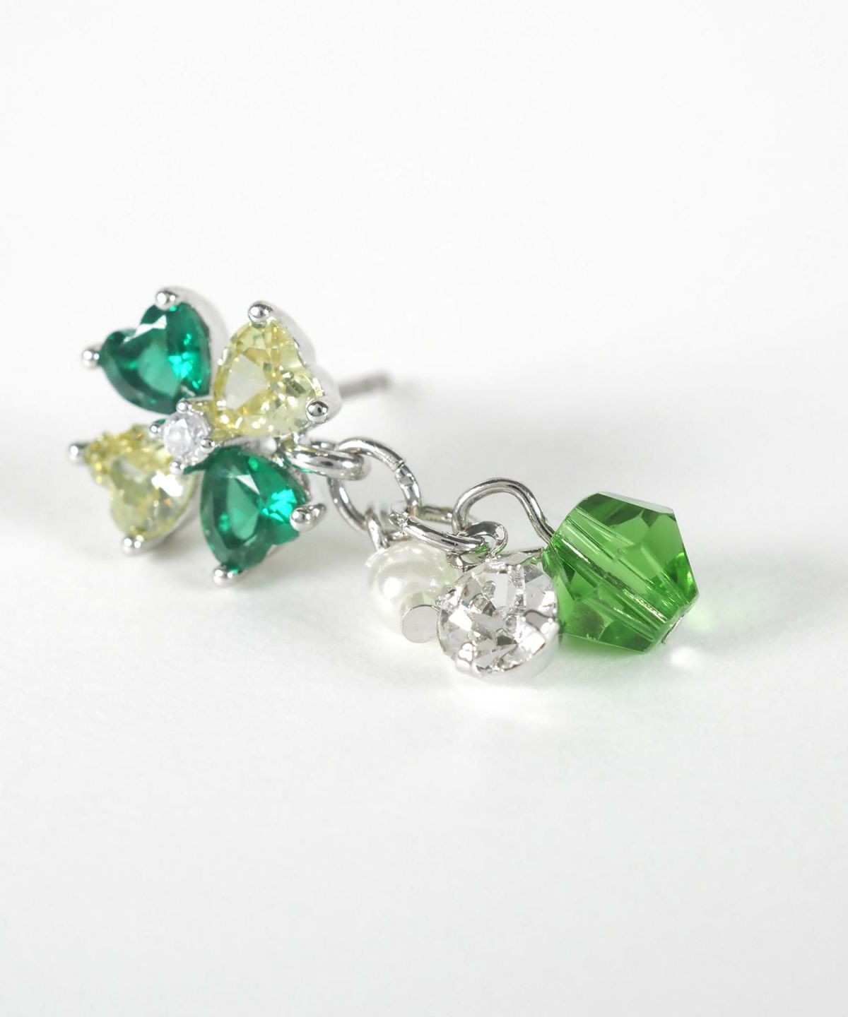 クローバービジューパールチタンポストピアス