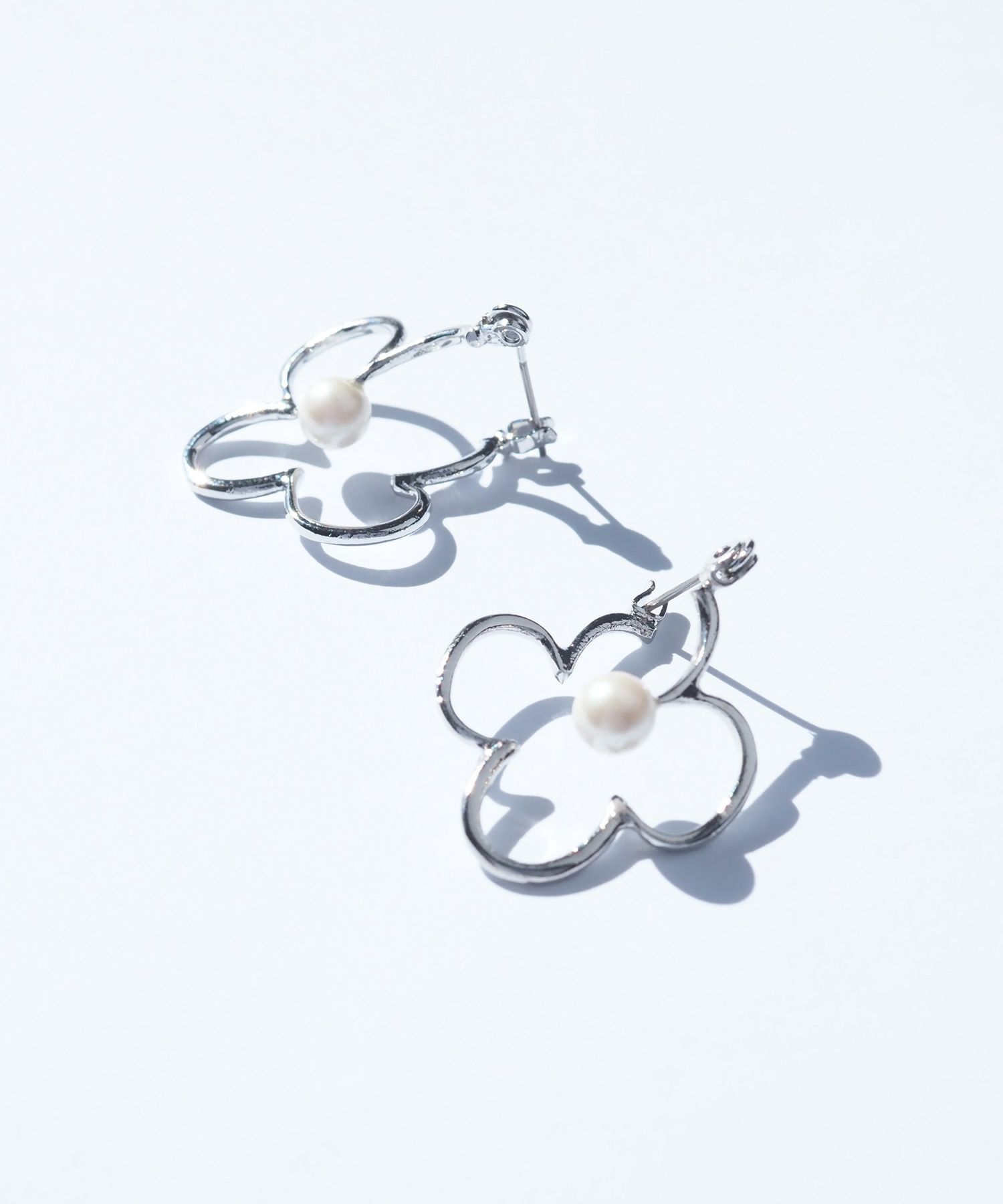 メタルラインフラワーピュアチタンポストピアス【ISS】