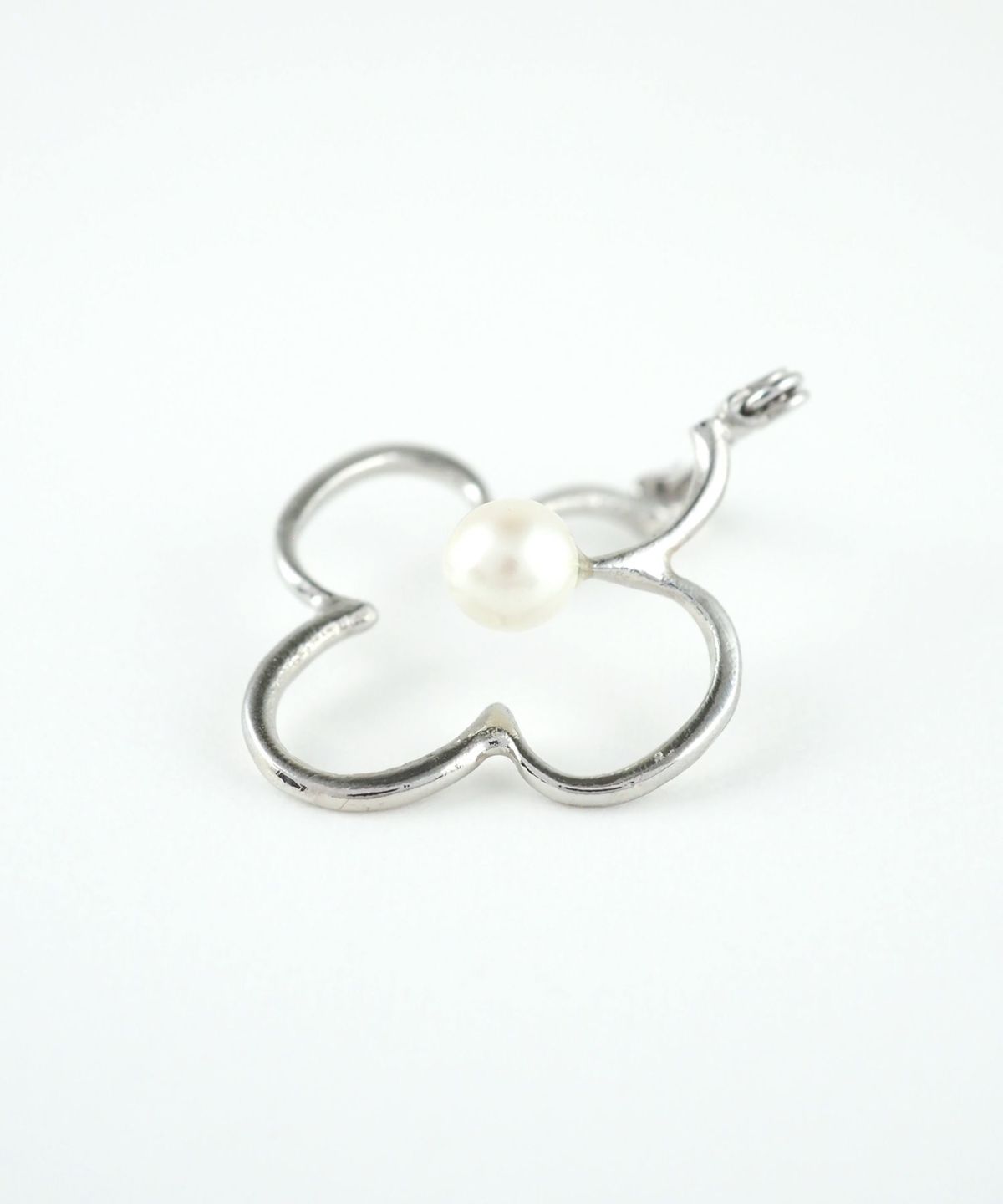 メタルラインフラワーピュアチタンポストピアス【ISS】