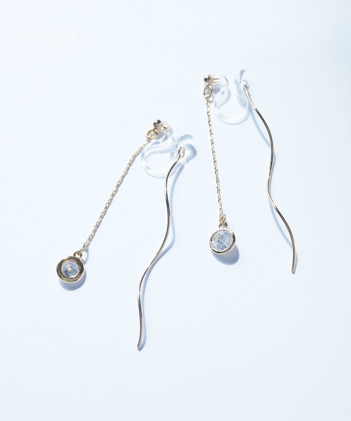 スウェイサークルウェーブ樹脂ノンホールイヤリング【ISS】