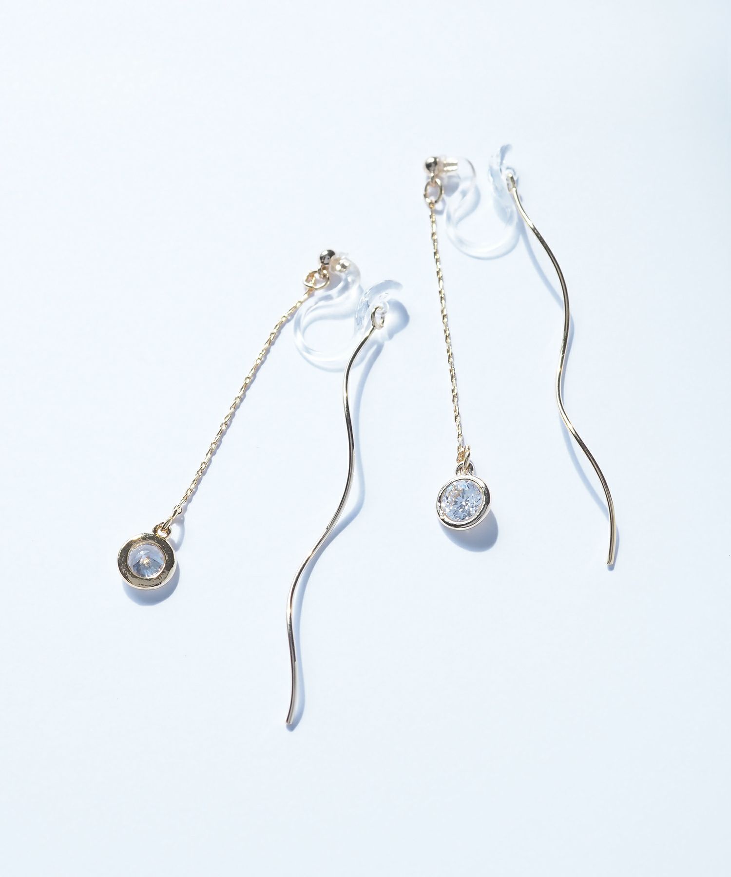 スウェイサークルウェーブ樹脂ノンホールイヤリング【ISS】