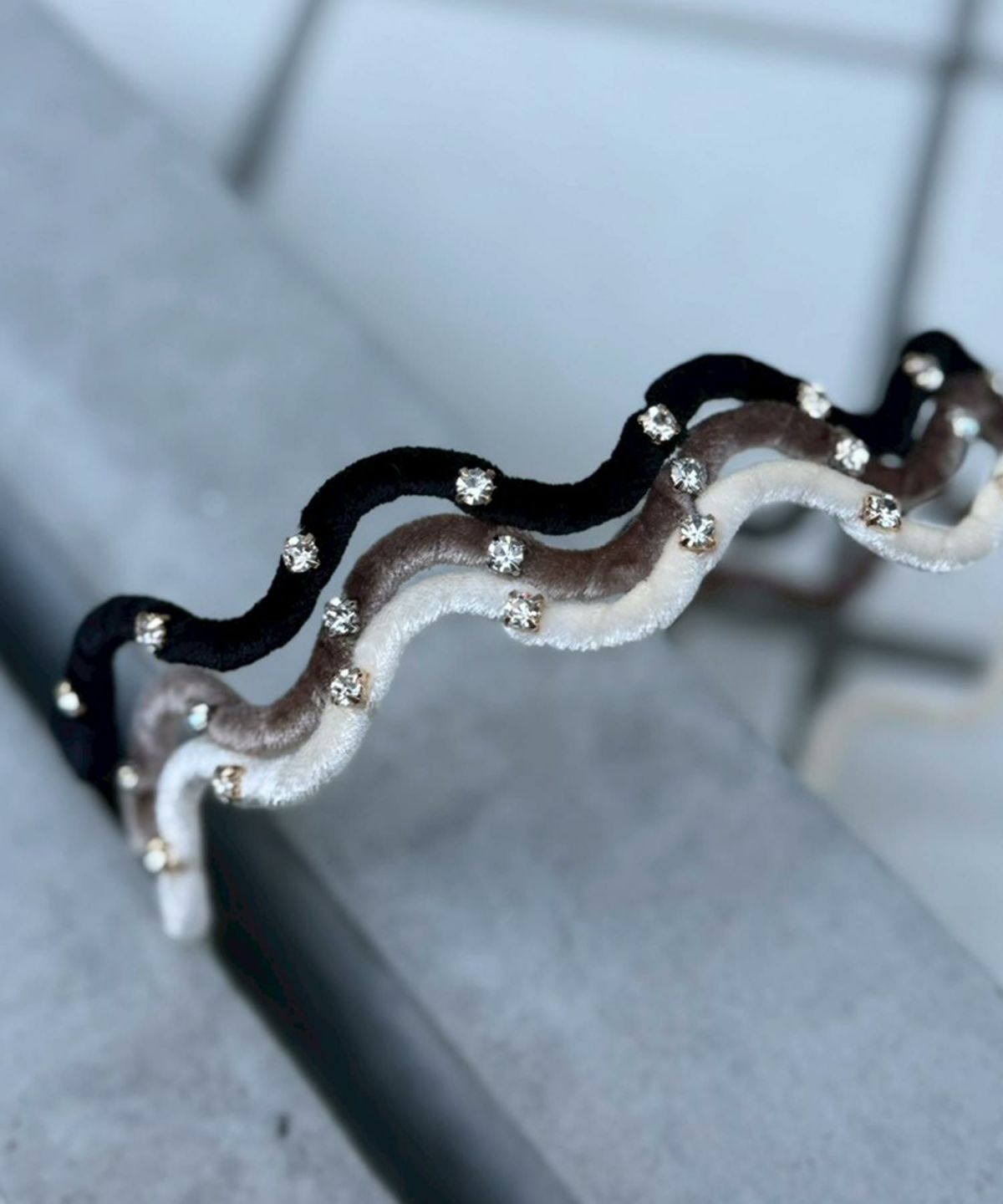 ストーン付きウェーブベロアカチューシャ【Grace】