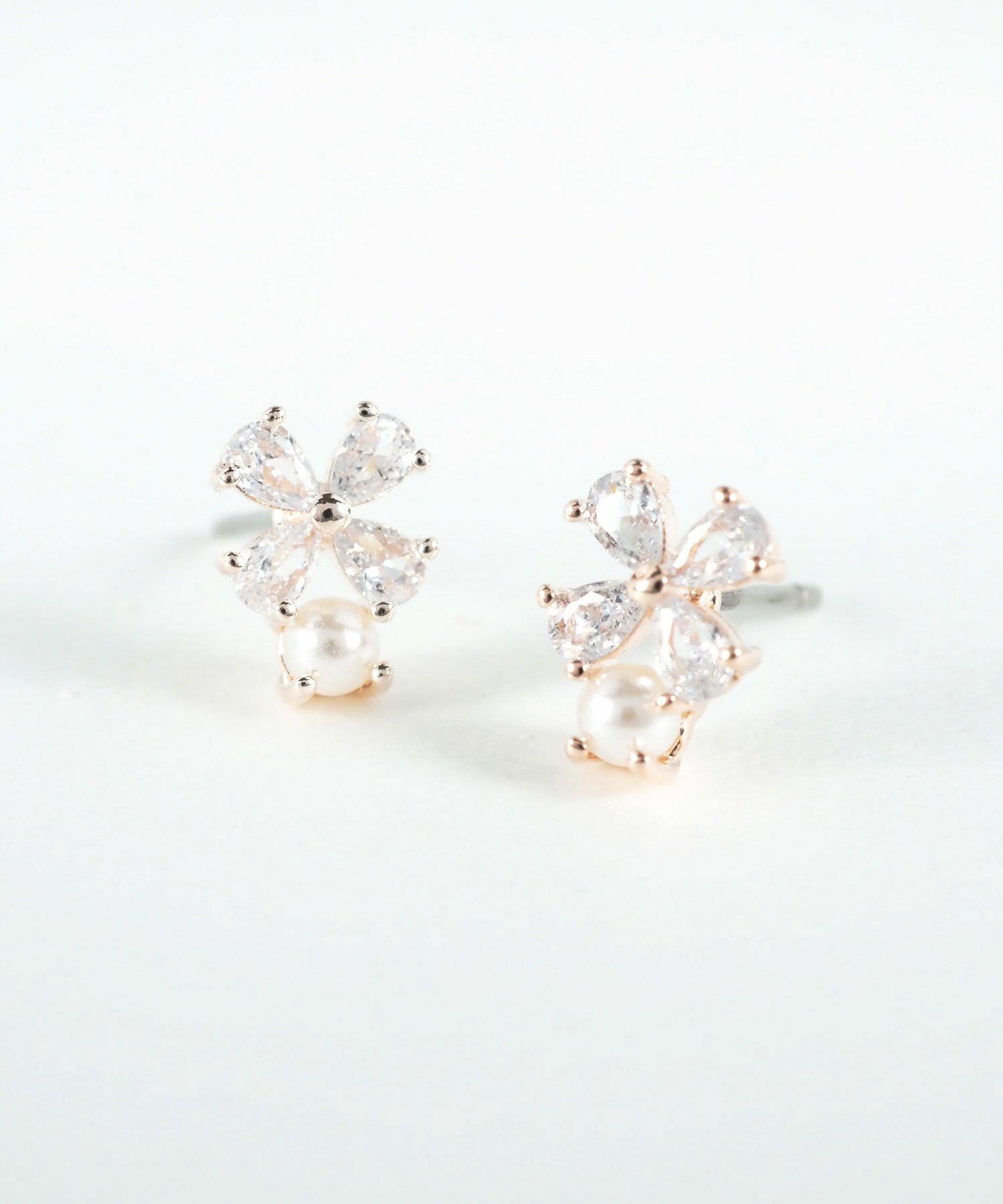 キュービッククローバーパールチタンポストピアス