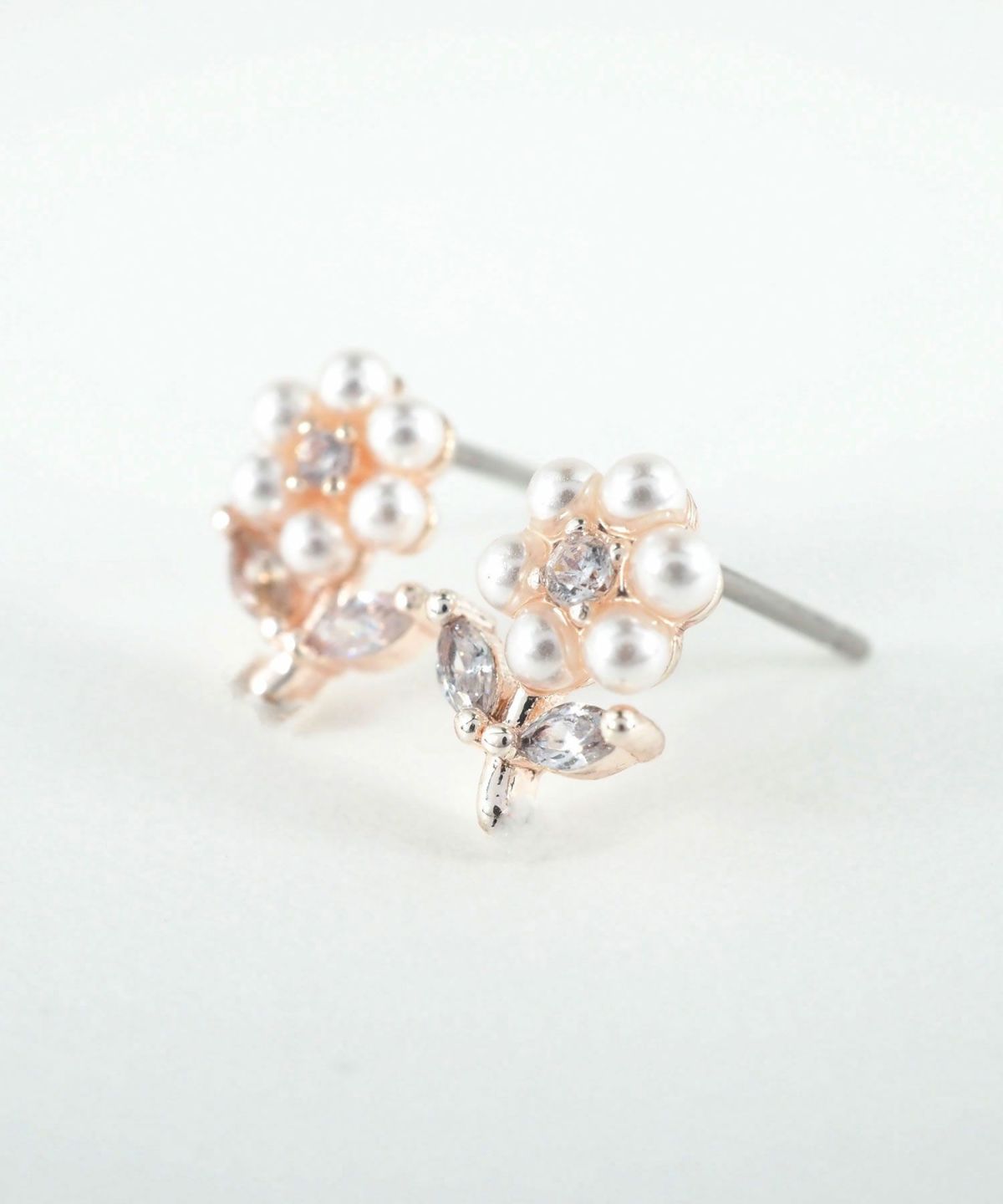 パールフルールチタンポストピアス