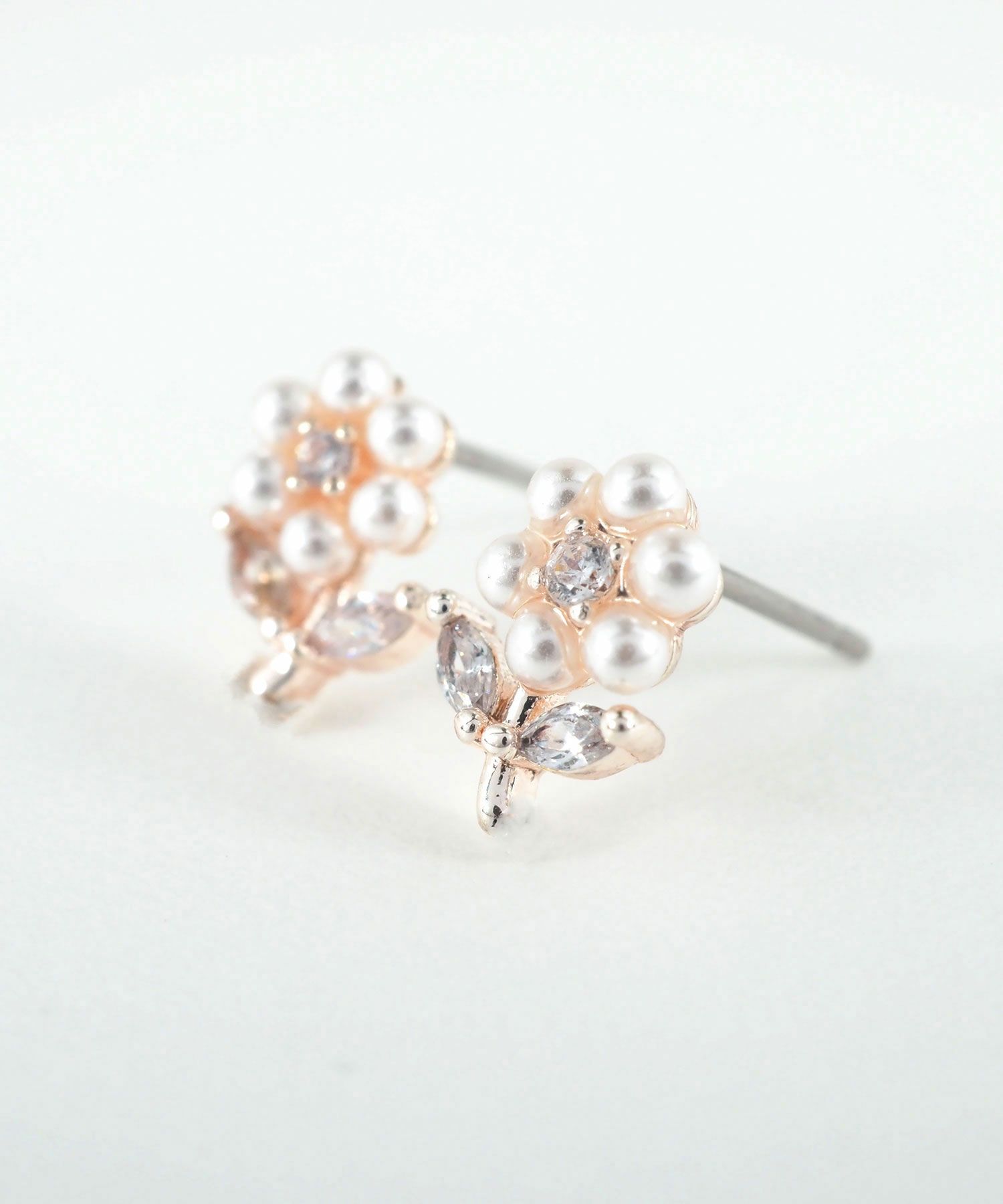 パールフルールチタンポストピアス