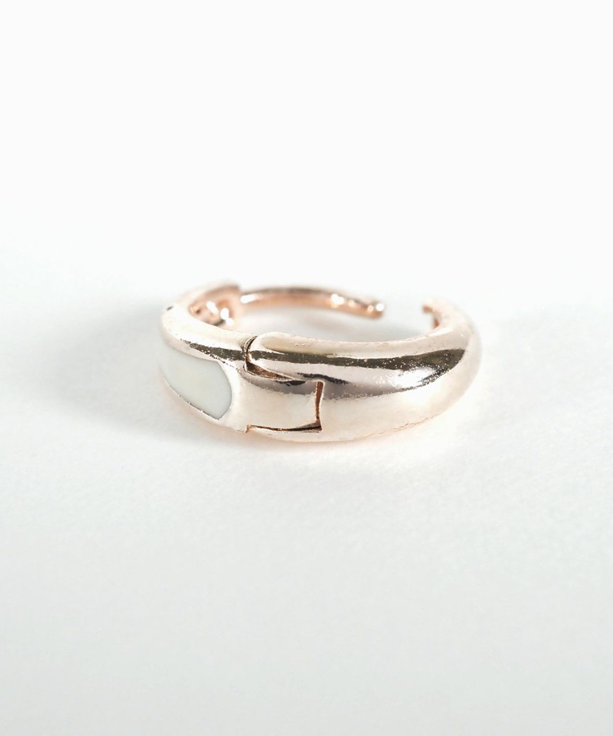 ホワイトラインワンタッチピアス