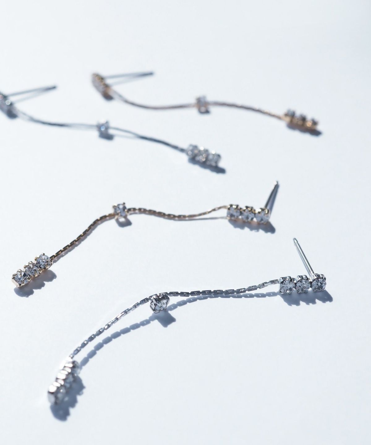 トリプルストーンラインピュアチタンポストピアス【ISS】