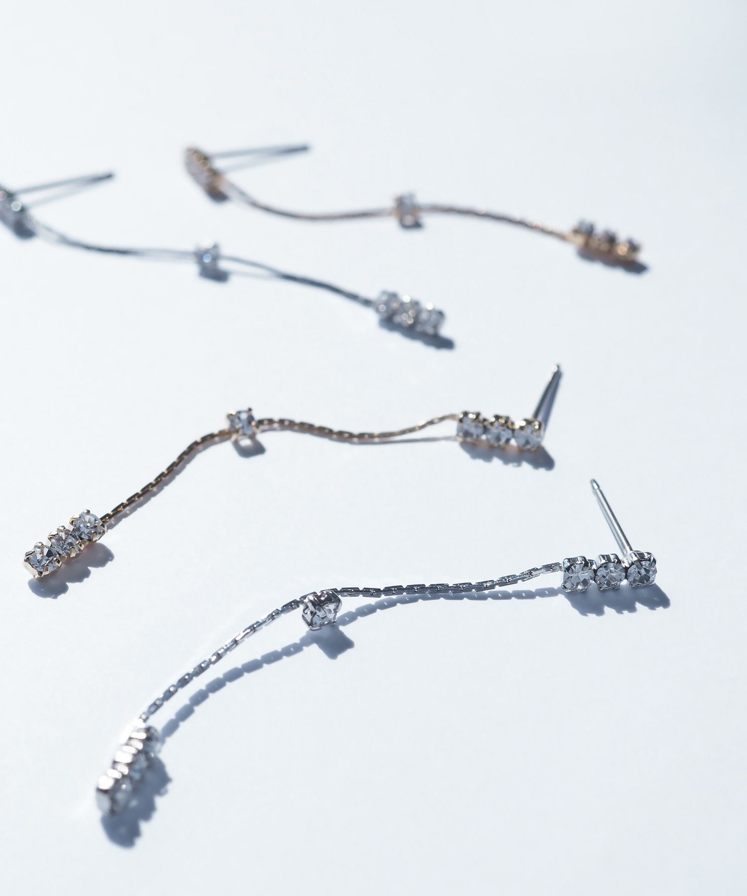 トリプルストーンラインピュアチタンポストピアス【ISS】