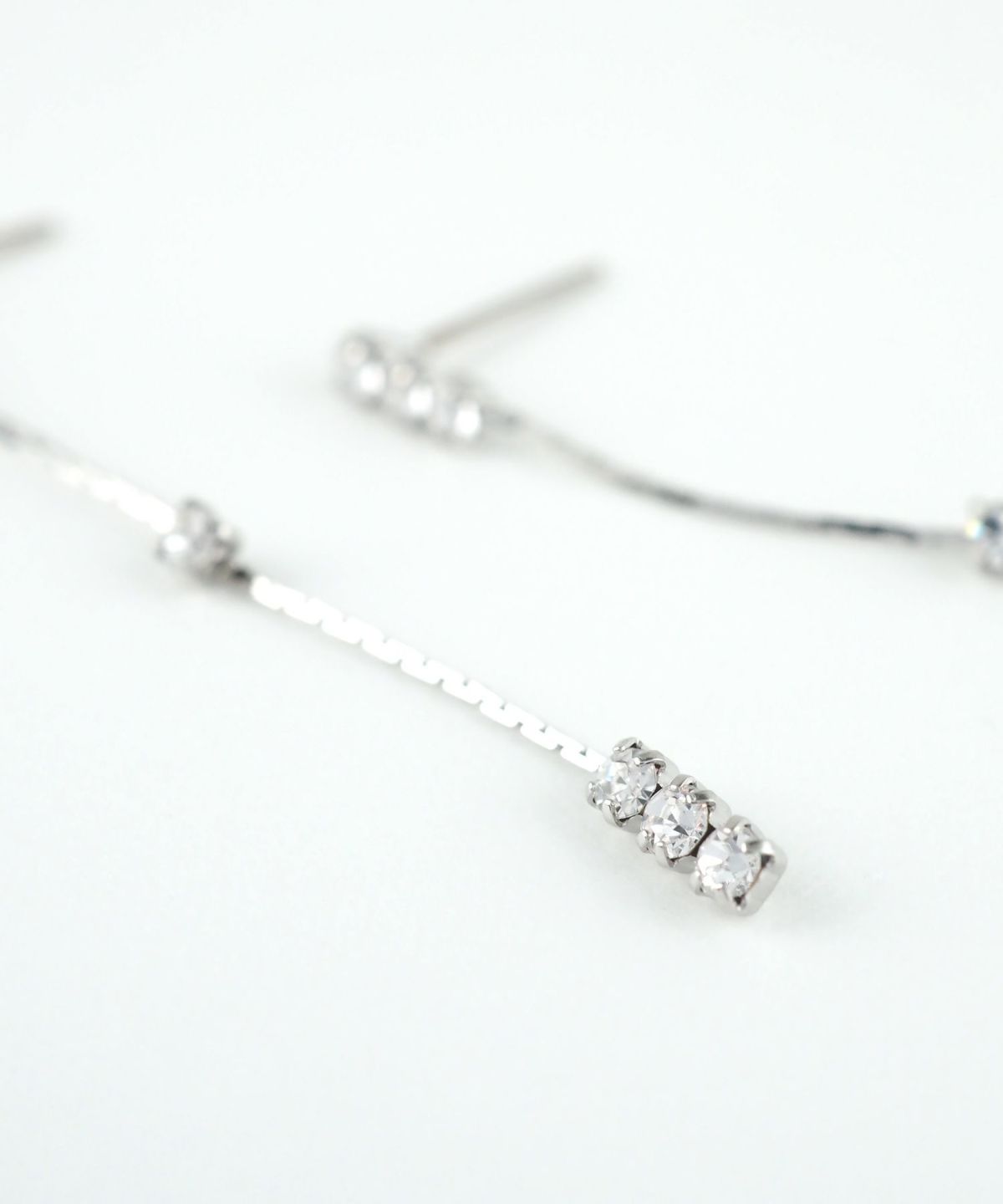 トリプルストーンラインピュアチタンポストピアス【ISS】