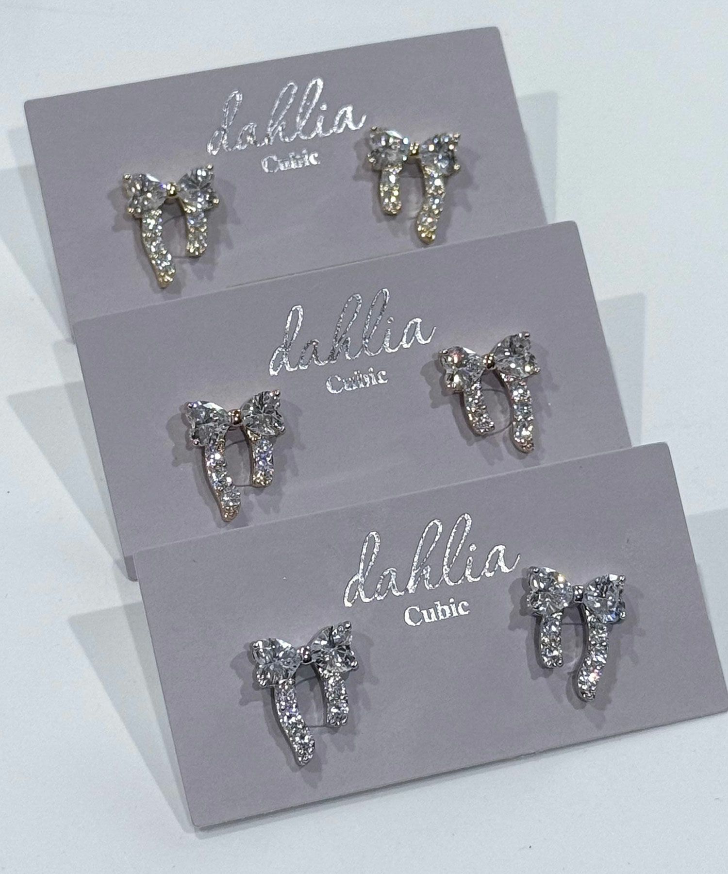 キュービックアシメリボンチタンポストピアス【Dahlia】