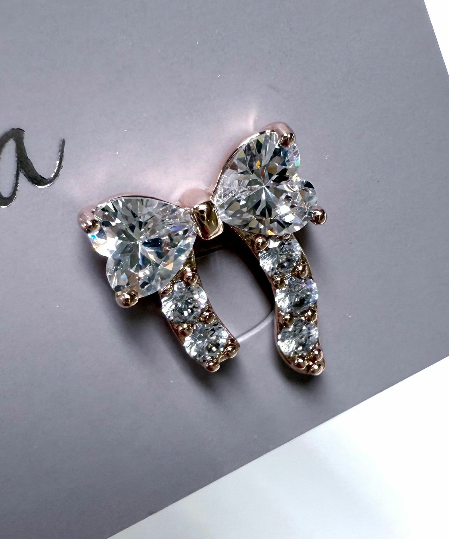 キュービックアシメリボンチタンポストピアス【Dahlia】