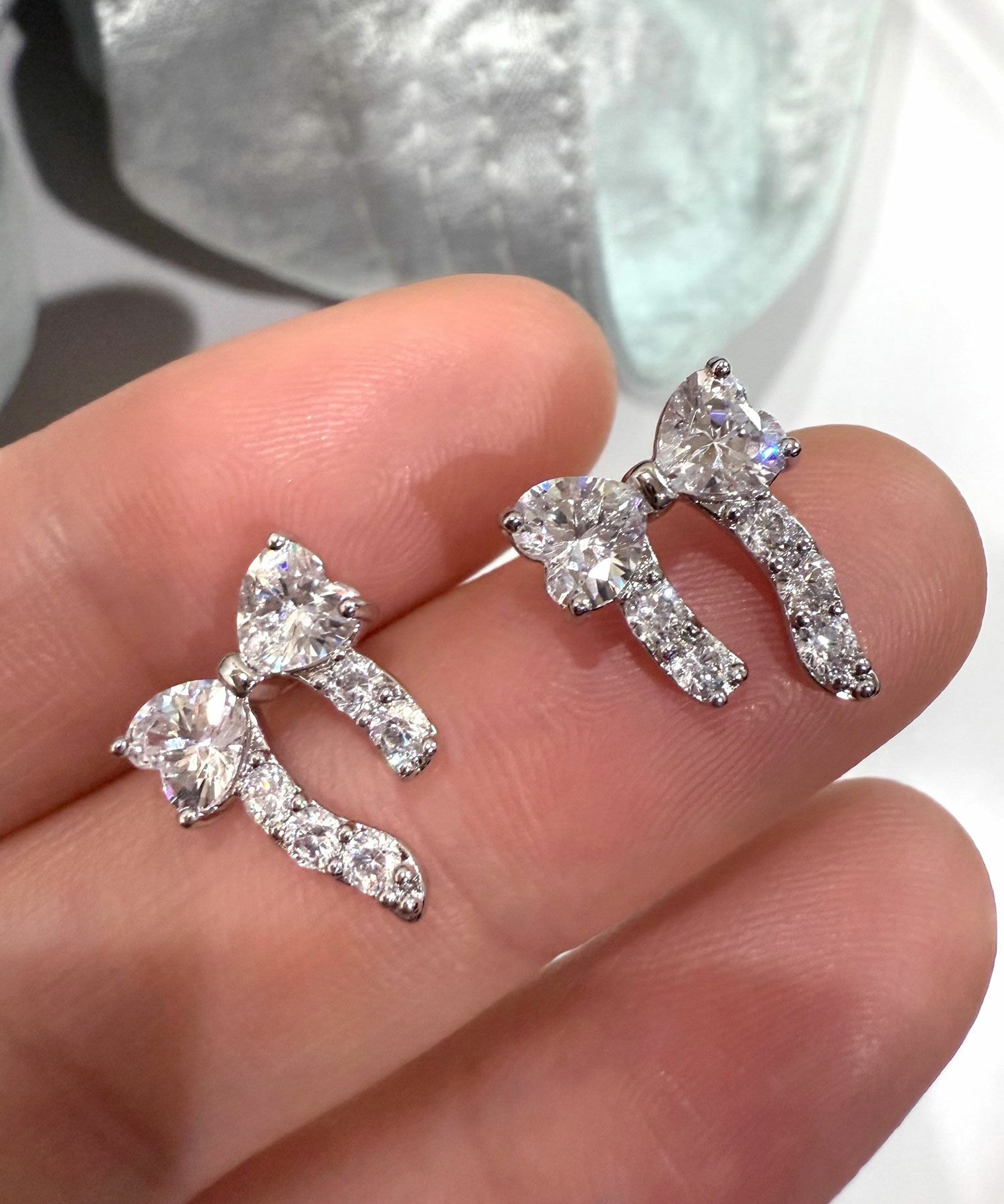 キュービックアシメリボンチタンポストピアス【Dahlia】