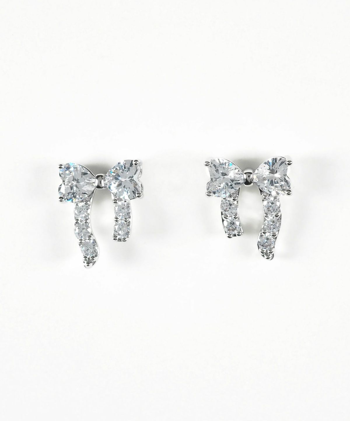 キュービックアシメリボンチタンポストピアス【Dahlia】