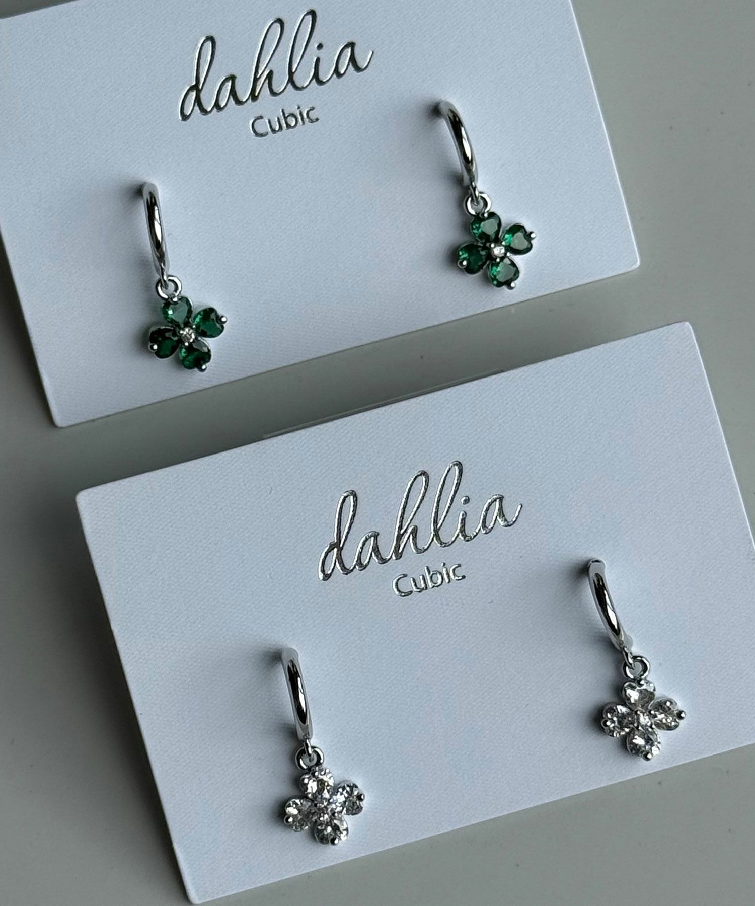 キュービッククローバーフープチタンポストピアス【Dahlia】