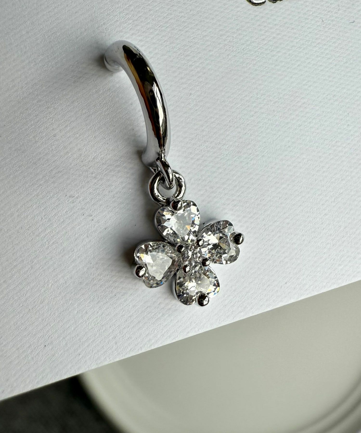 キュービッククローバーフープチタンポストピアス【Dahlia】