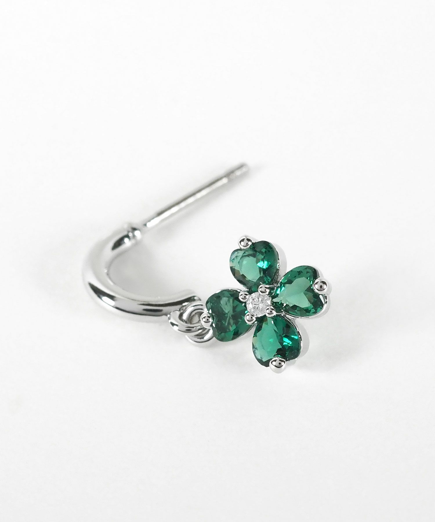 キュービッククローバーフープチタンポストピアス【Dahlia】