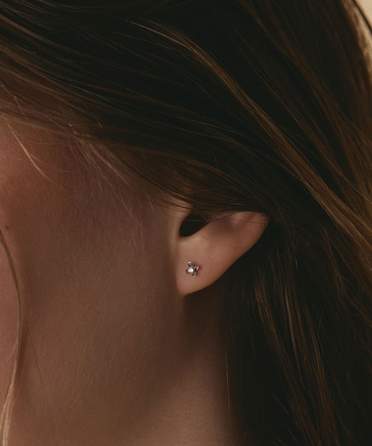 【web限定】[K10]WGプチフロラダイヤモンドピアス