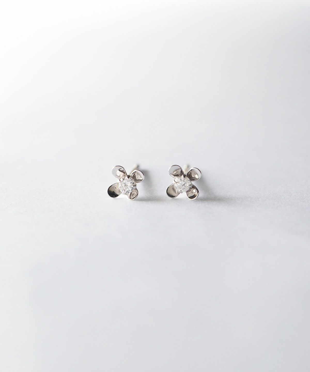 【web限定】[K10]WGプチフロラダイヤモンドピアス