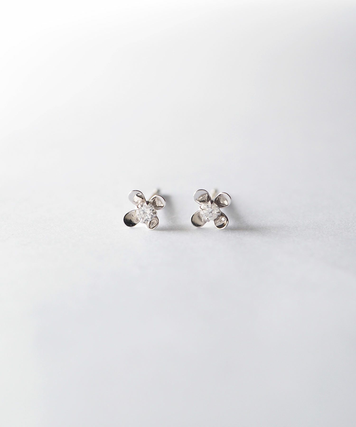 【web限定】[K10]WGプチフロラダイヤモンドピアス