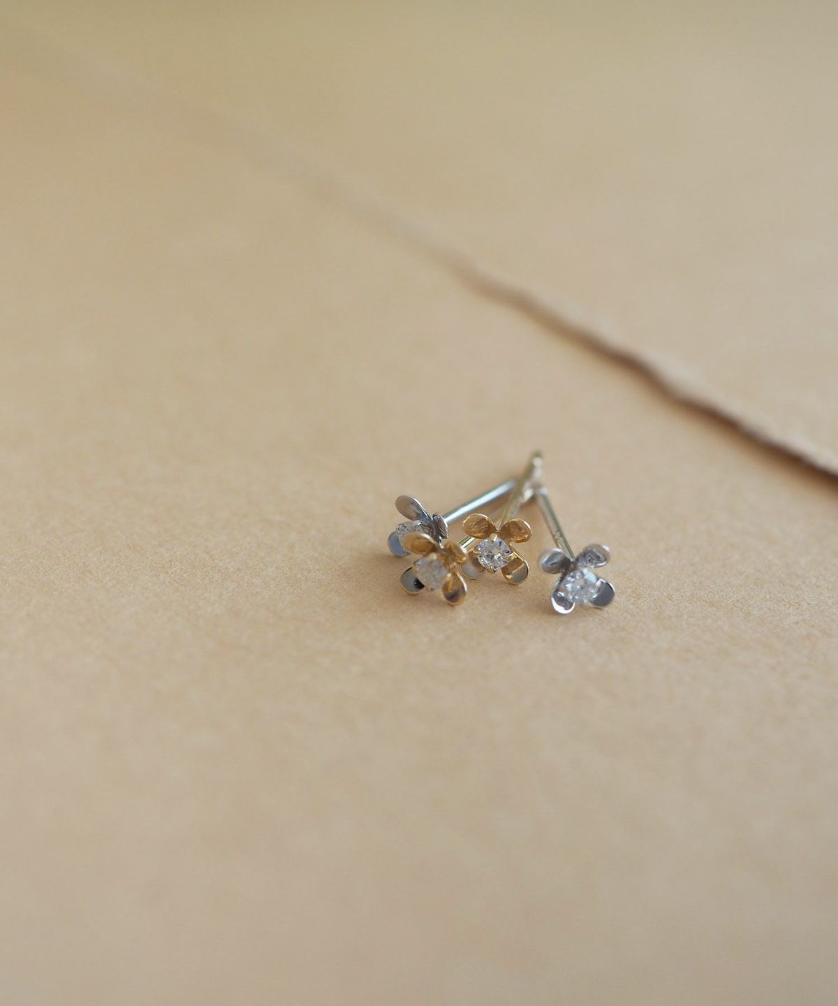 【web限定】[K10]WGプチフロラダイヤモンドピアス