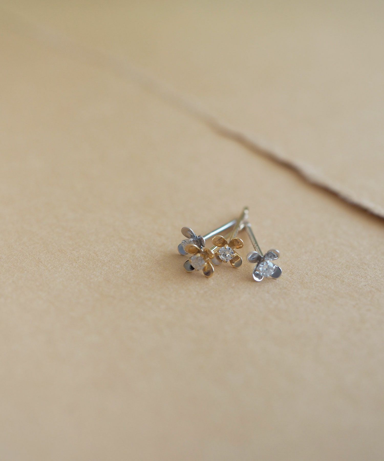 【web限定】[K10]WGプチフロラダイヤモンドピアス