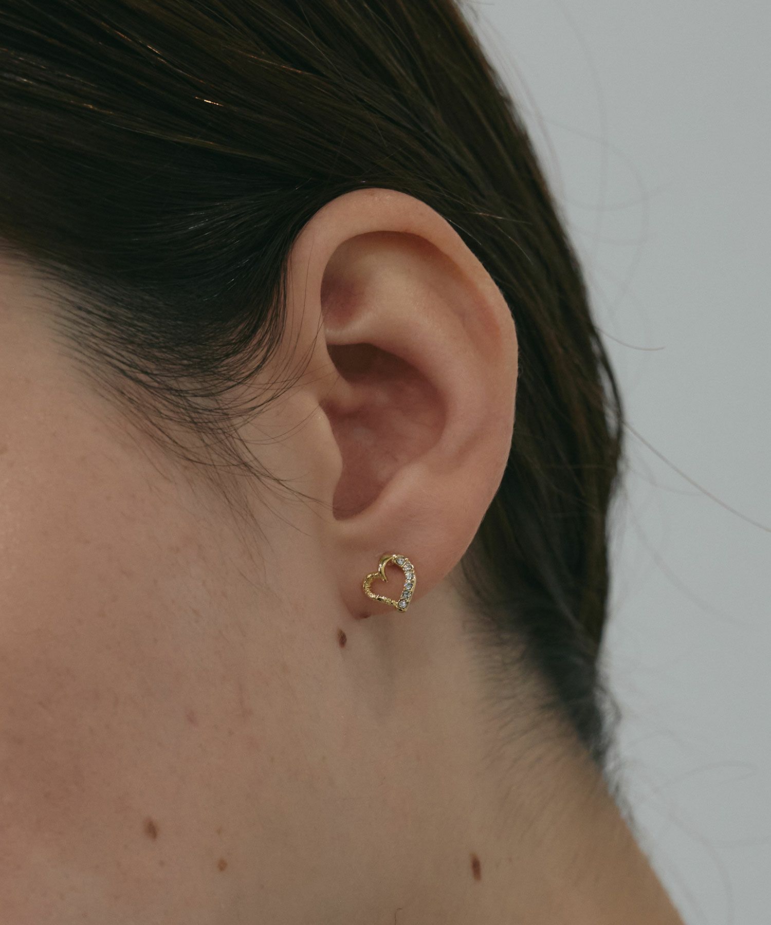 スランティングハートチタンポストピアス【MUK petite charme】