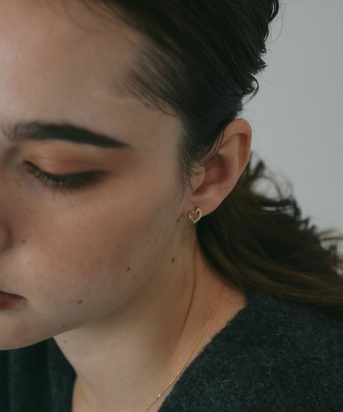 スランティングハートチタンポストピアス【MUK petite charme】