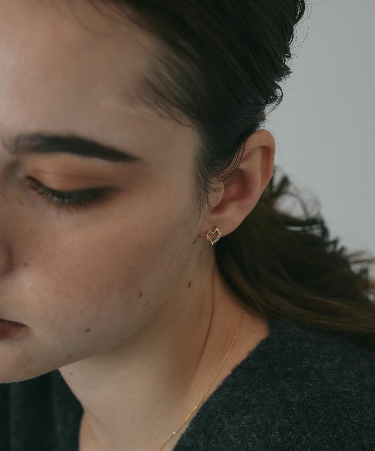 スランティングハートチタンポストピアス【MUK petite charme】