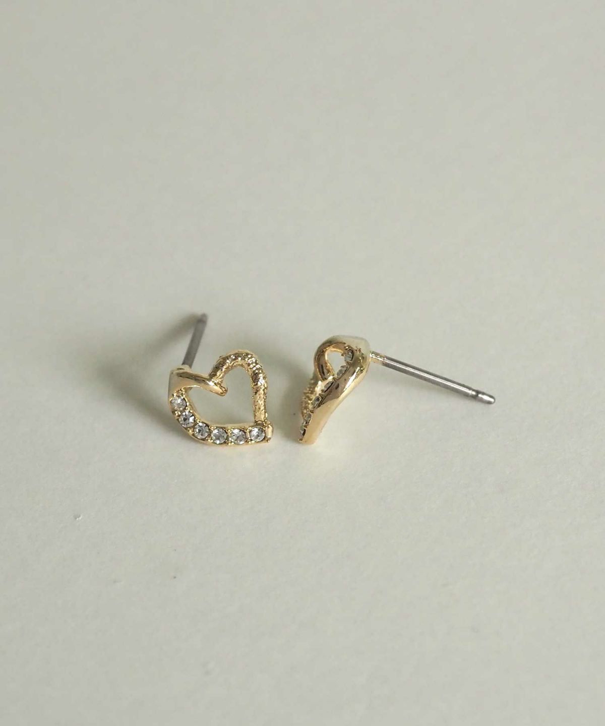 スランティングハートチタンポストピアス【MUK petite charme】